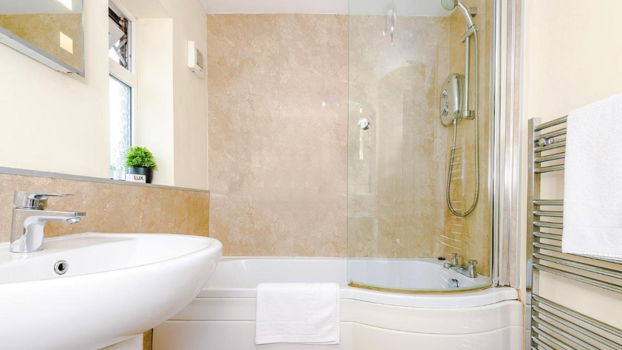 Newhall Road - 4 Bedroom Chester Home - Parking Wervin Екстер'єр фото