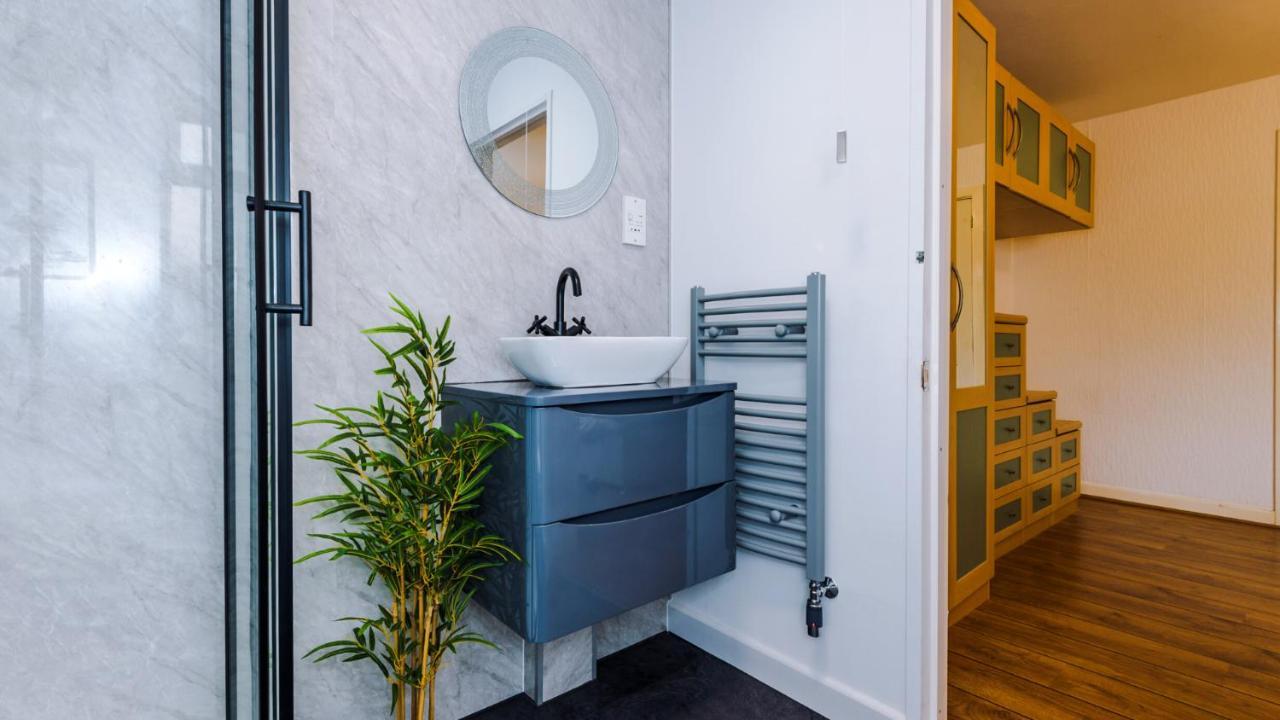 Newhall Road - 4 Bedroom Chester Home - Parking Wervin Екстер'єр фото