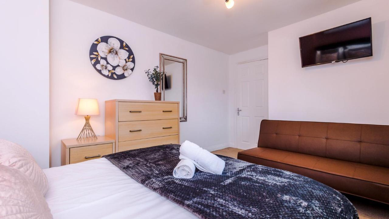 Newhall Road - 4 Bedroom Chester Home - Parking Wervin Екстер'єр фото