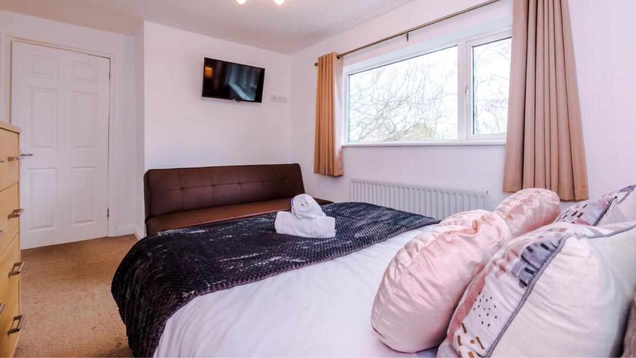 Newhall Road - 4 Bedroom Chester Home - Parking Wervin Екстер'єр фото