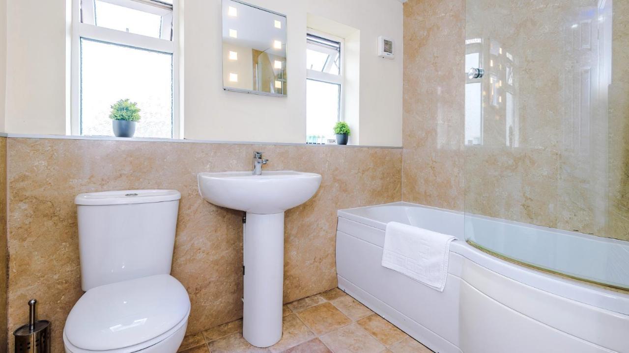 Newhall Road - 4 Bedroom Chester Home - Parking Wervin Екстер'єр фото