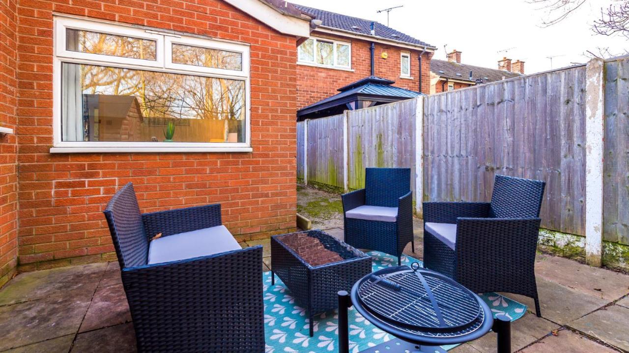 Newhall Road - 4 Bedroom Chester Home - Parking Wervin Екстер'єр фото